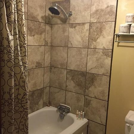 Wakiki Motel & Lounge Meadow Lake Номер фото