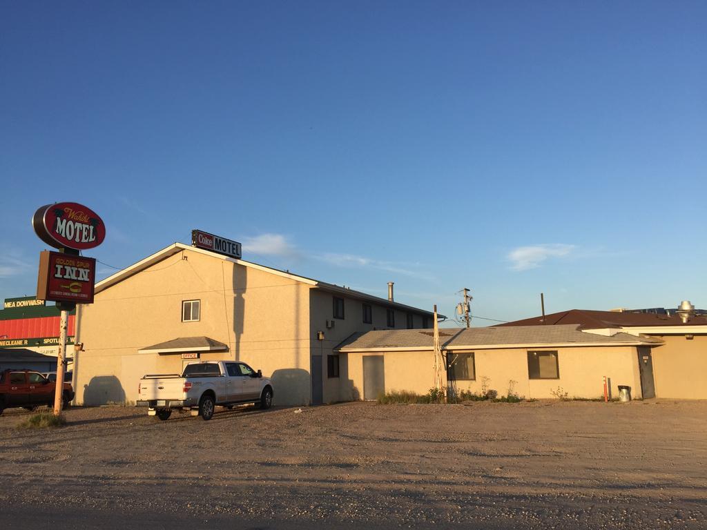 Wakiki Motel & Lounge Meadow Lake Екстер'єр фото