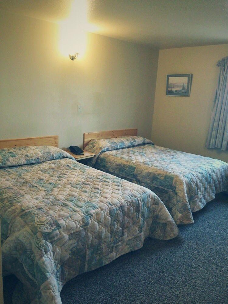 Wakiki Motel & Lounge Meadow Lake Екстер'єр фото