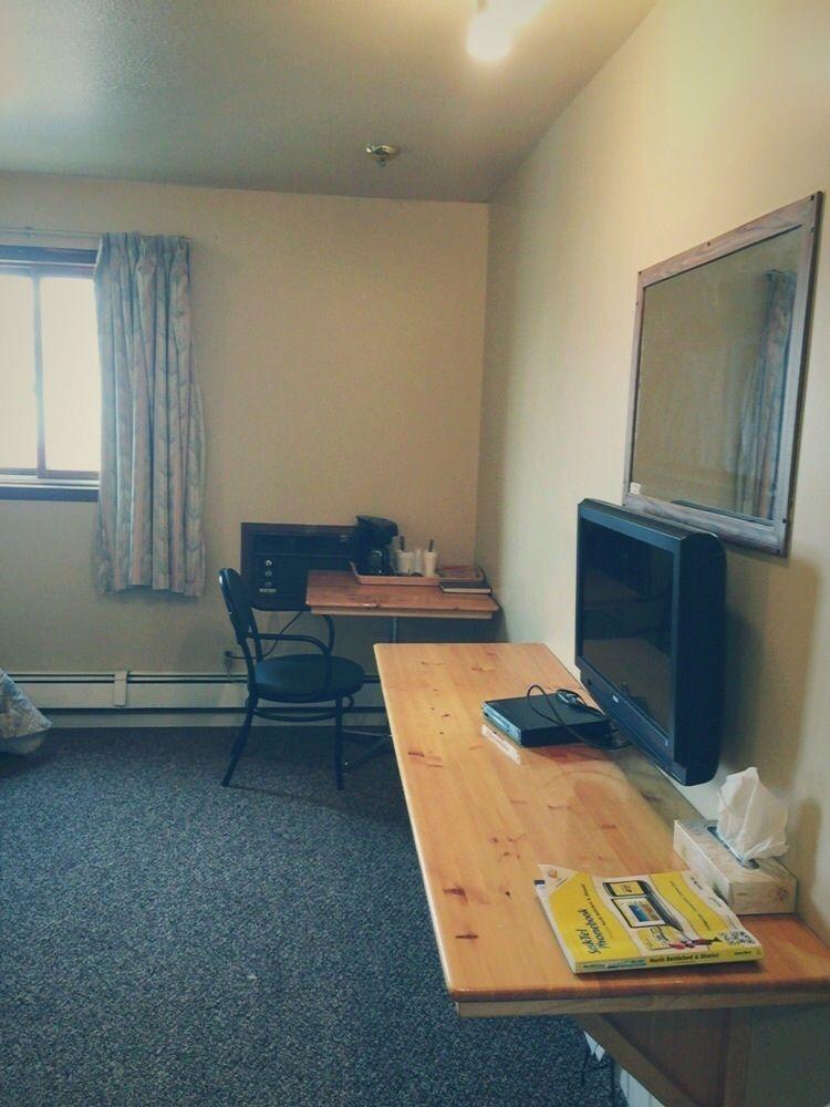 Wakiki Motel & Lounge Meadow Lake Екстер'єр фото