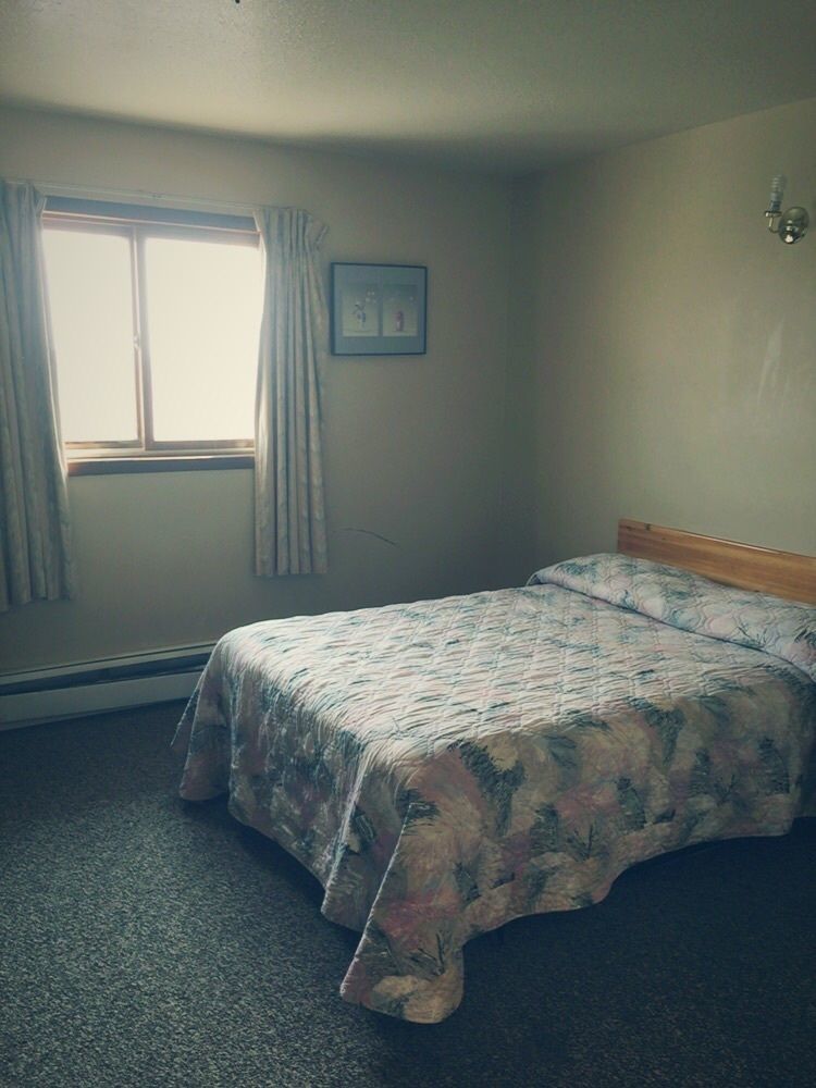 Wakiki Motel & Lounge Meadow Lake Екстер'єр фото