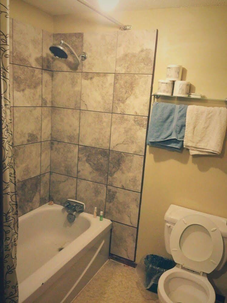 Wakiki Motel & Lounge Meadow Lake Екстер'єр фото